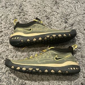 Nike Men's Black and Yellow Athletic Shoes